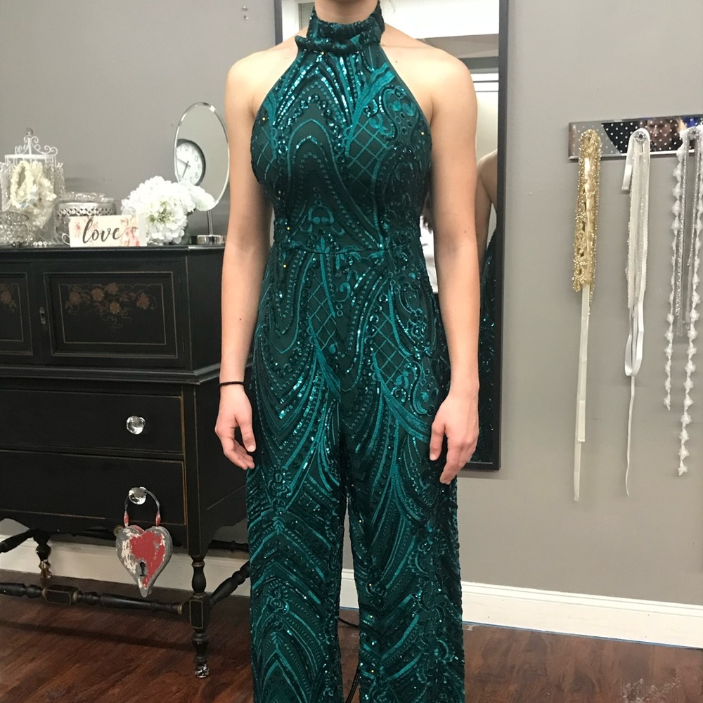 ✨ Emerald Green Sequin Halter Jumpsuit. Size 4 ✨